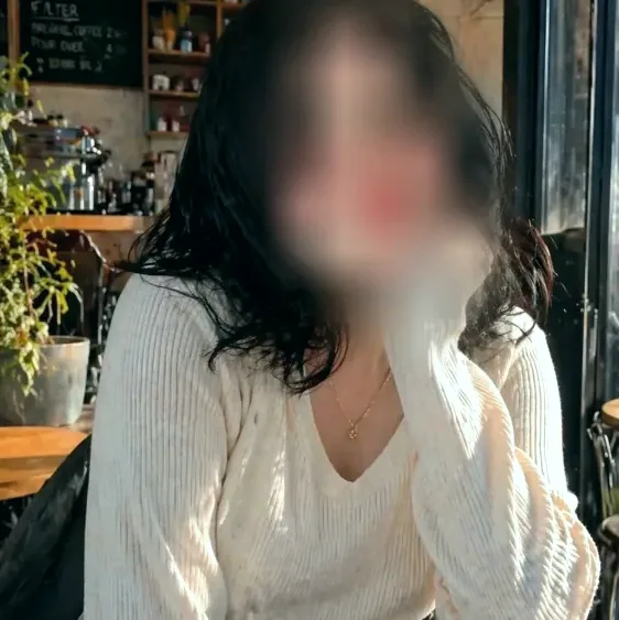 Amina, 25