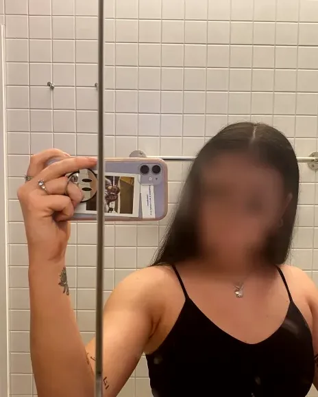 Angela, 26