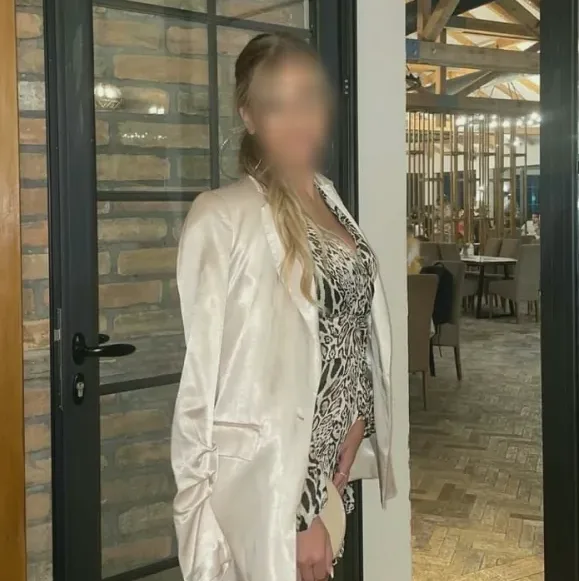 Julie, 25